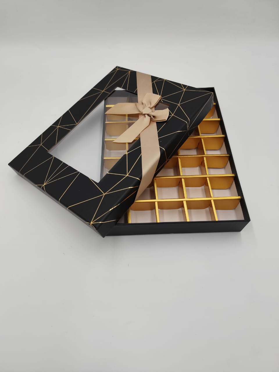 BLACK BOW CHOCOLATE COMPARTMENT BOX