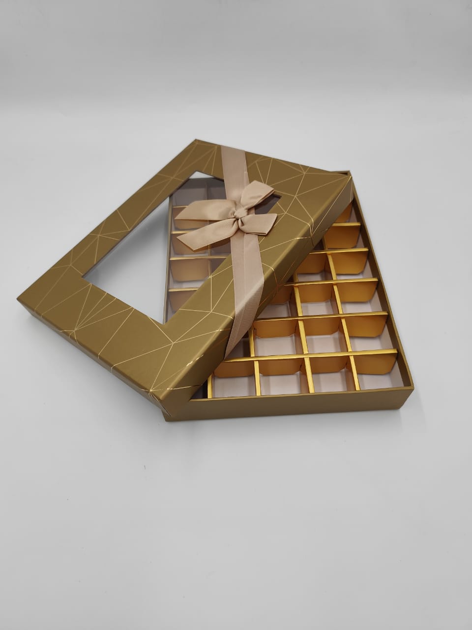 GOLD BOW CHOCOLATE COMPARTMENT BOX