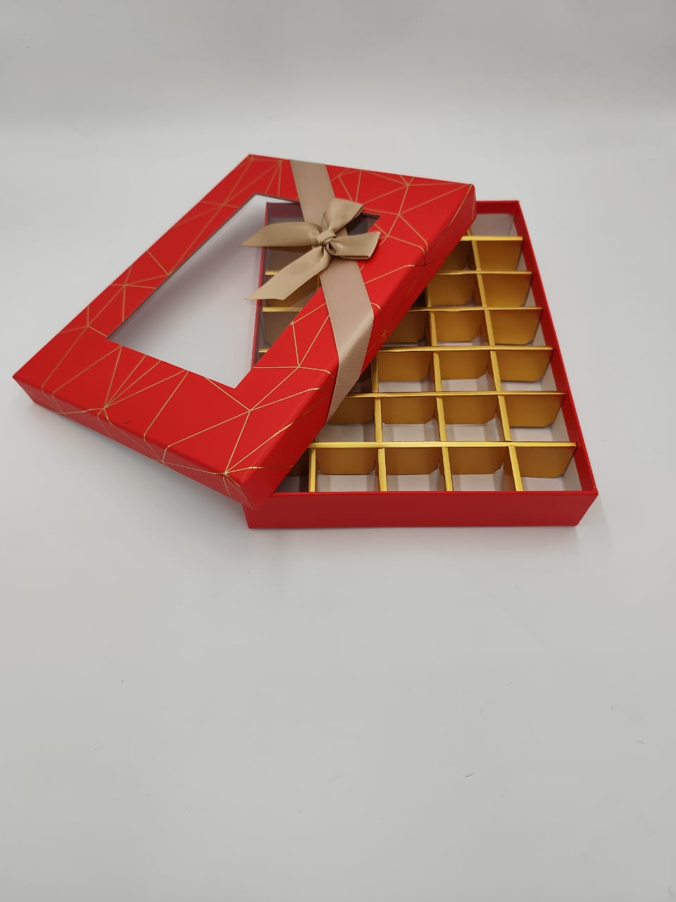 RED BOW CHOCOLATE COMPARTMENT BOX