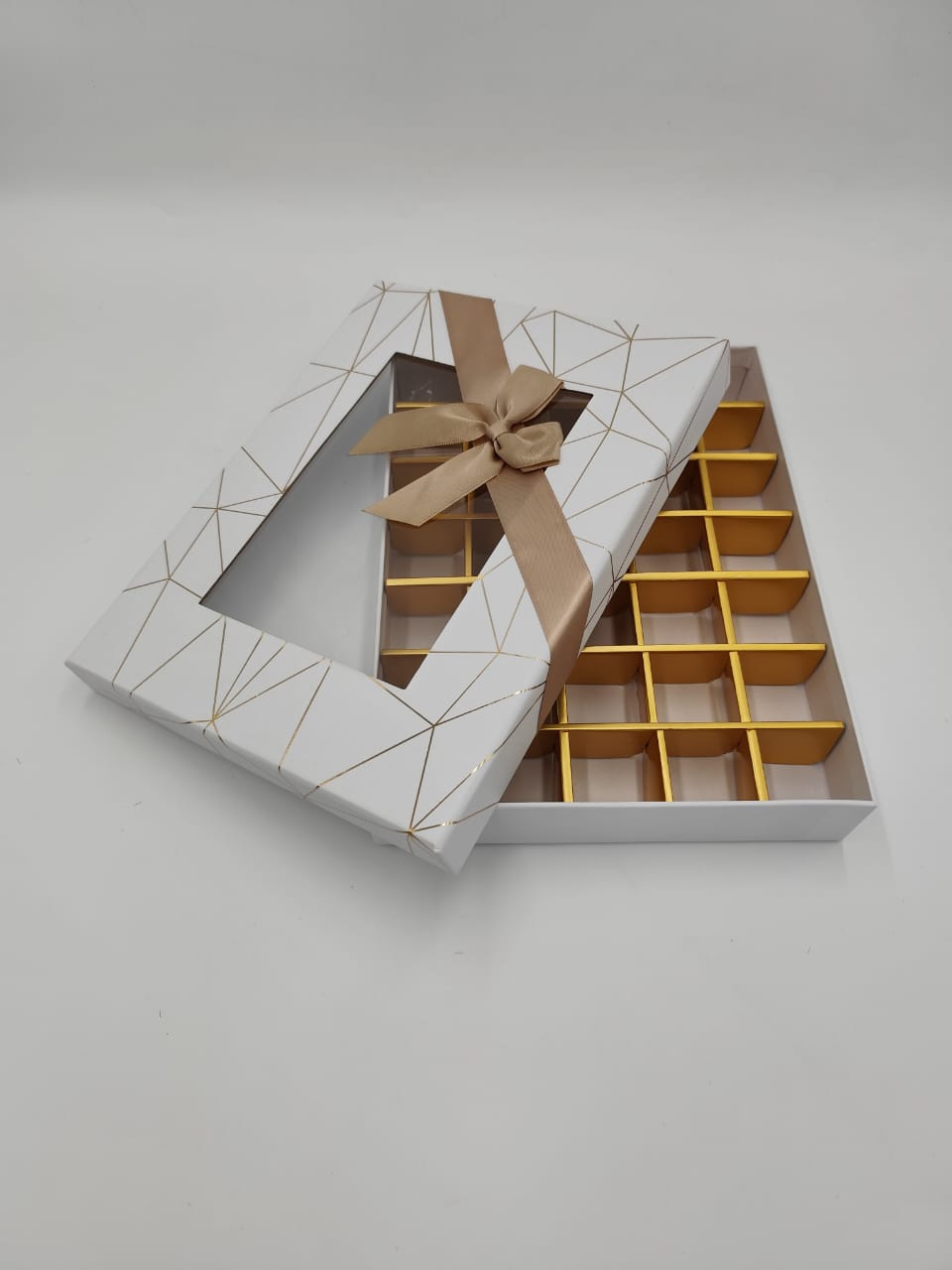 WHITE BOW CHOCOLATE COMPARTMENT BOX